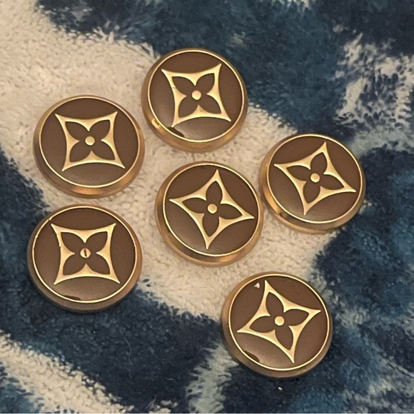 Louis Vuitton Buttons - Picture 8 of 10